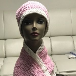 Relaxed pink and white infinity scarf set